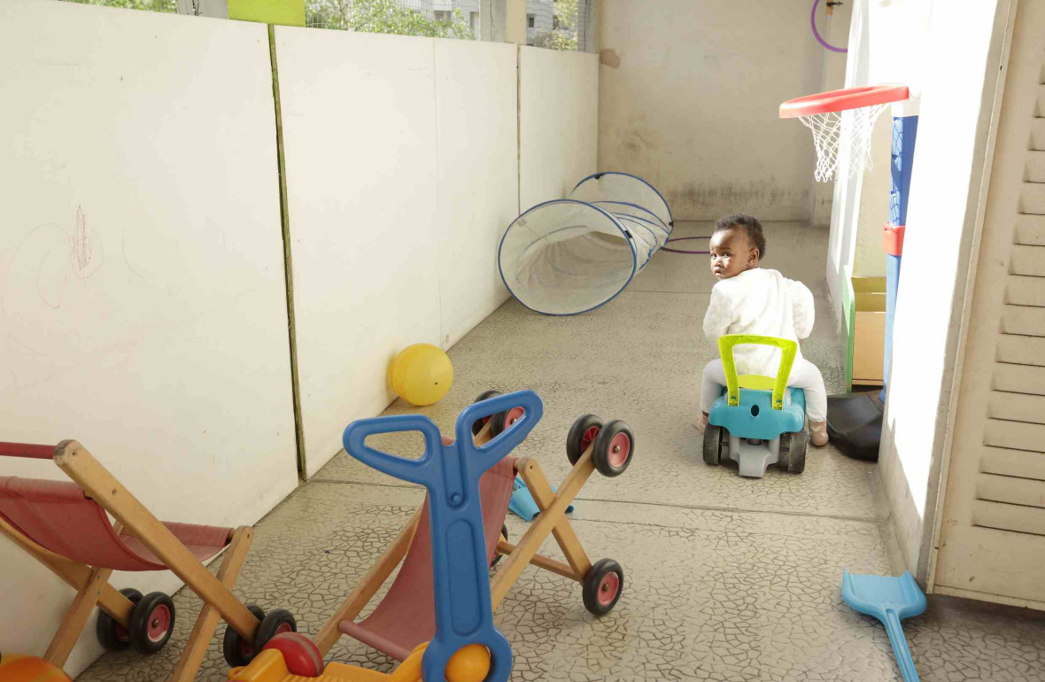 099 - Babilou Lafayette Microsphère enfant sur un trotteur en extérieur