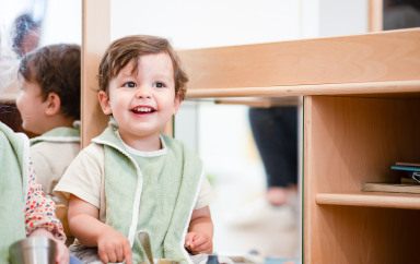 Un enfant en train de sourire dans une crèche