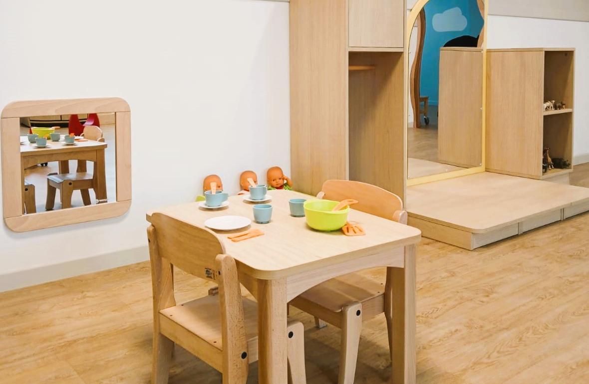 Table et chaises en bois au sein de la crèche Babilou Nogent Sémard