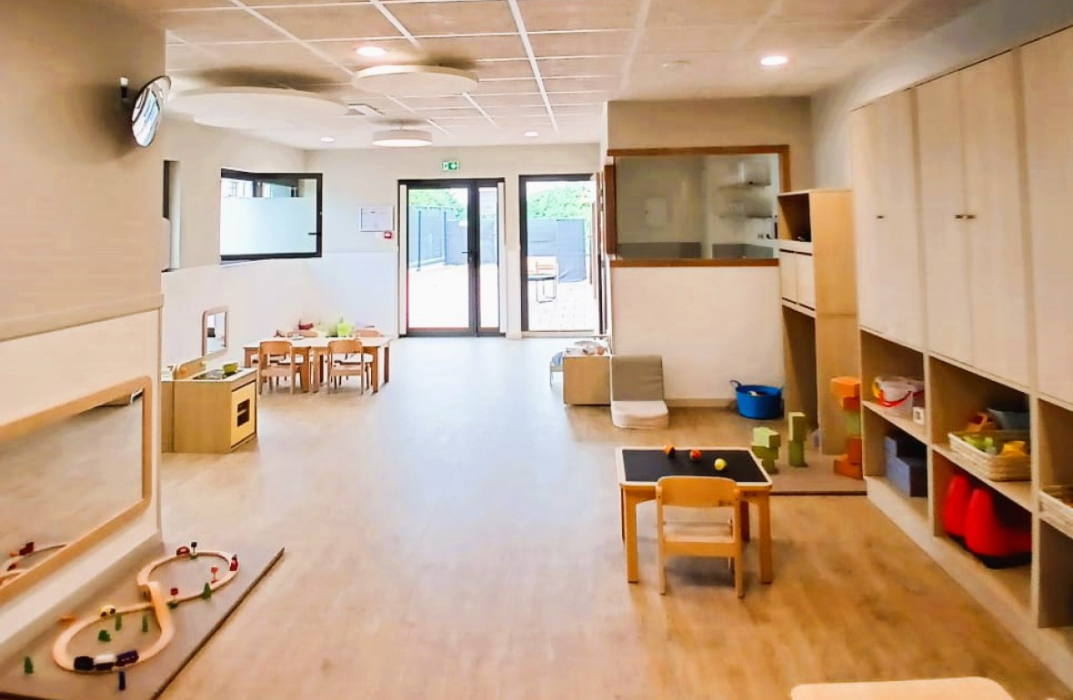 Salle d'activité avec des jouets au sein de la crèche Babilou Nogent Sémard