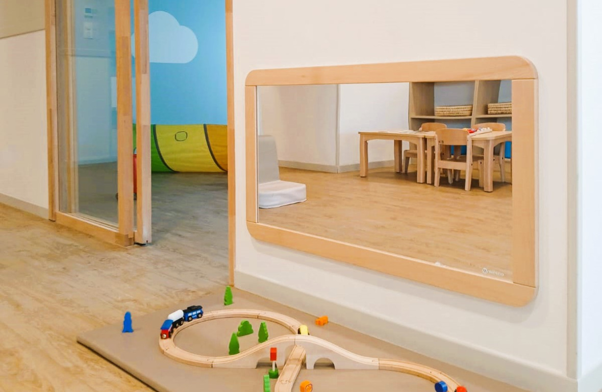 Circuit de voitures en bois dans la salle d'éveil au sein de la crèche Babilou Nogent Sémard