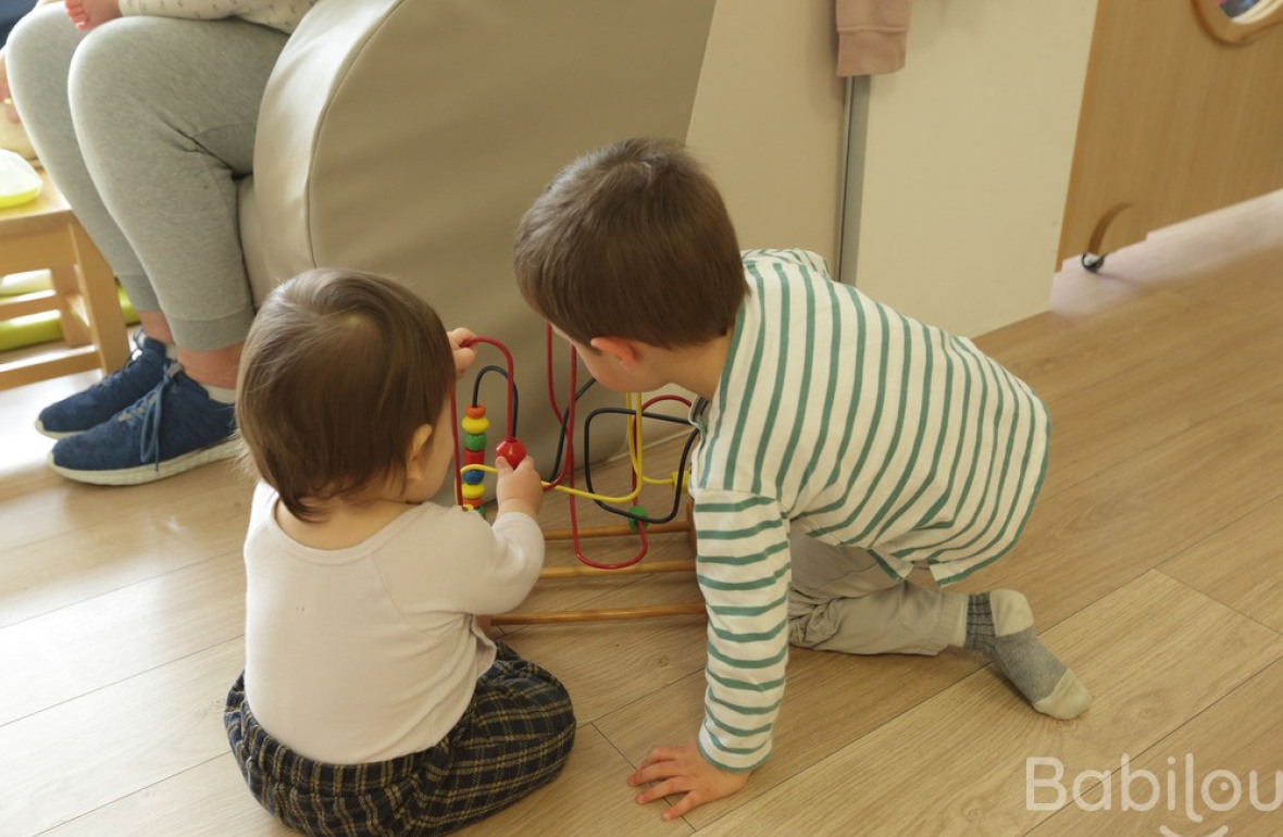 Deux enfants en crèche Babilou qui jouent 