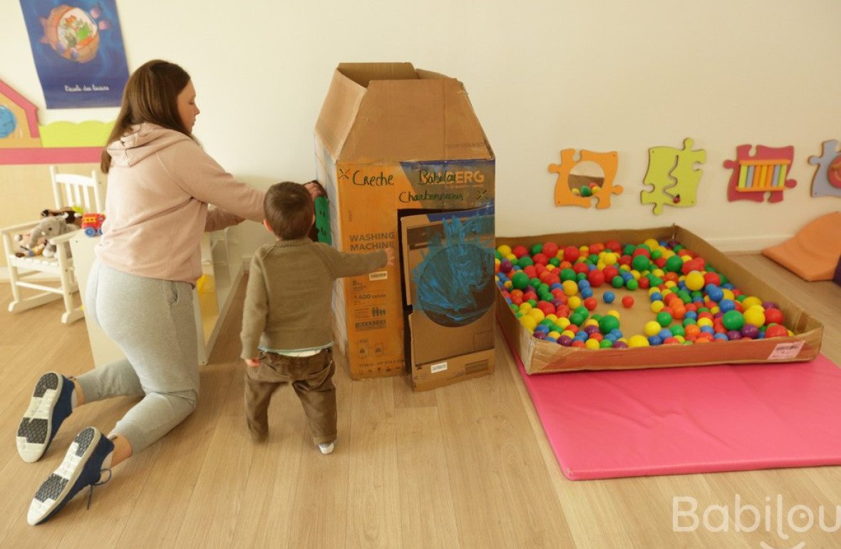 Une pro en crèche en interaction avec un enfant