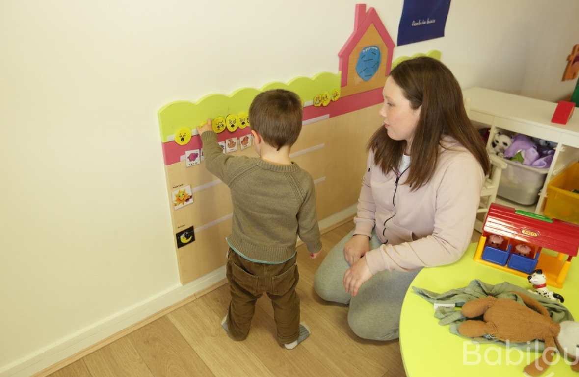 Une pro en crèche jouant avec un enfant