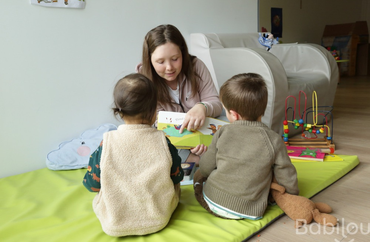 Une pro en crèche et deux enfants 