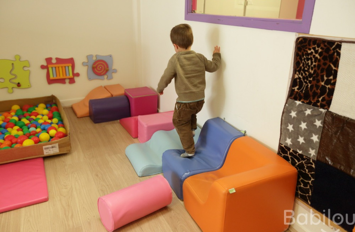 Un enfant en crèche Babilou qui joue 