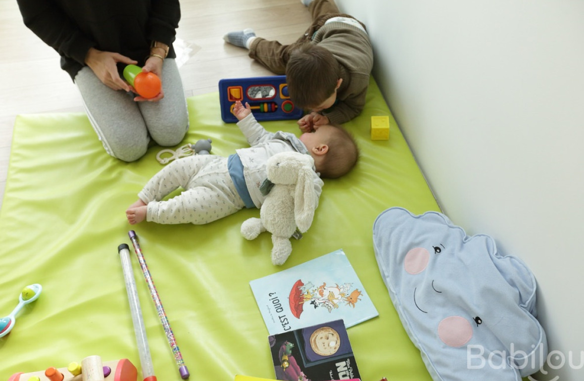 Une pro en crèche Babilou avec un enfant