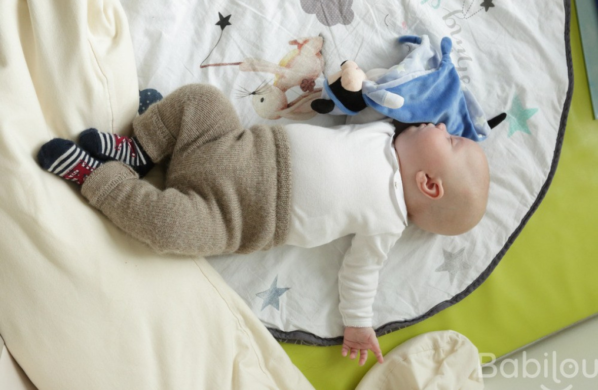 Un bébé en crèche Babilou allongé 