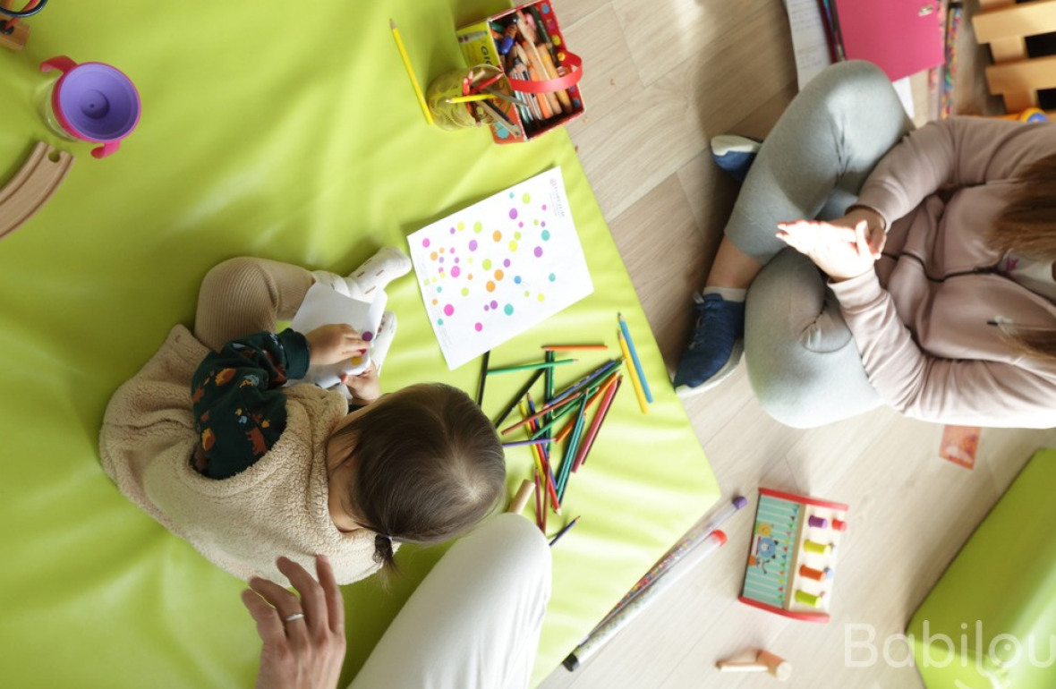 Une pro en crèche et un enfant en activité 