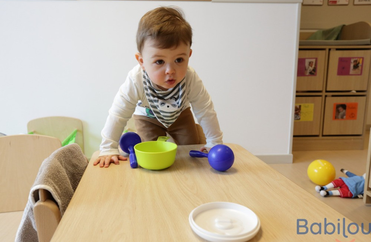 Un enfant en crèche qui joue 