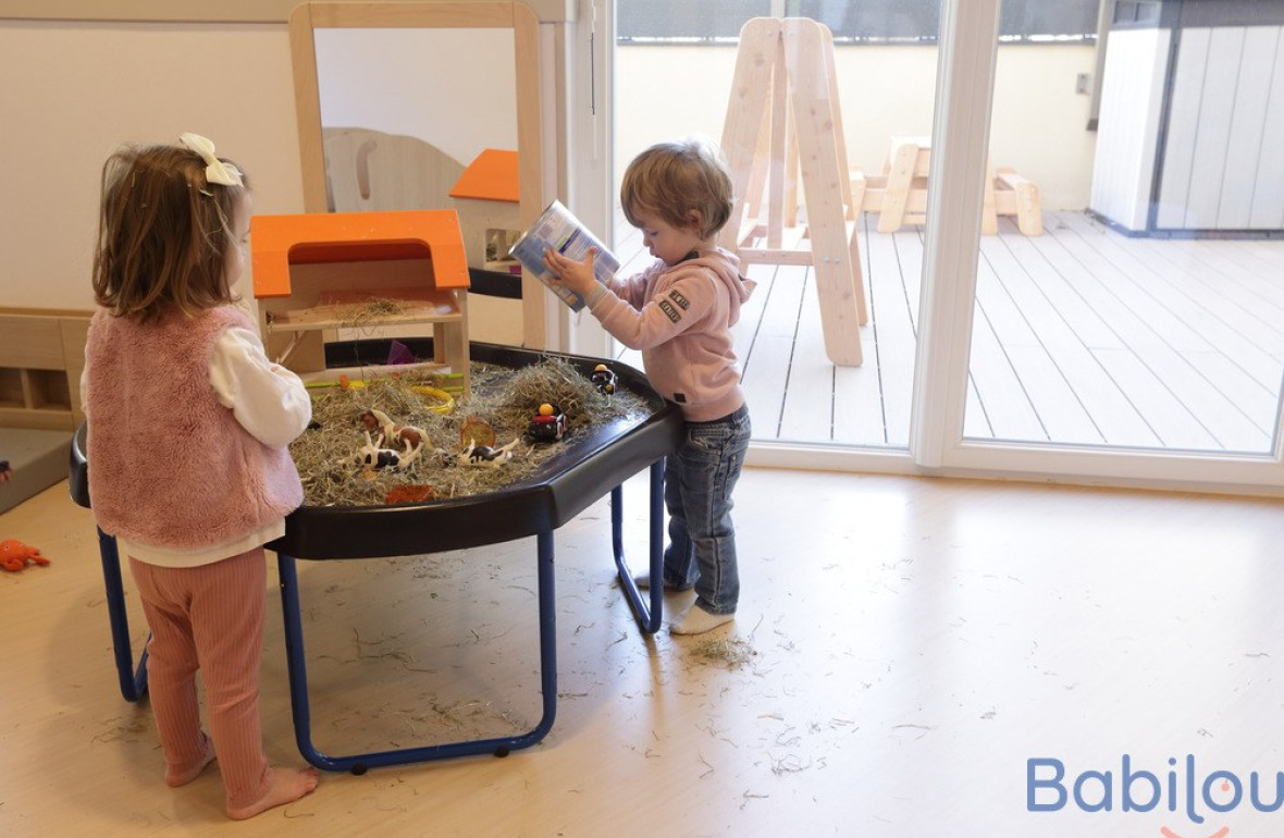 Deux enfants en crèche en activité 