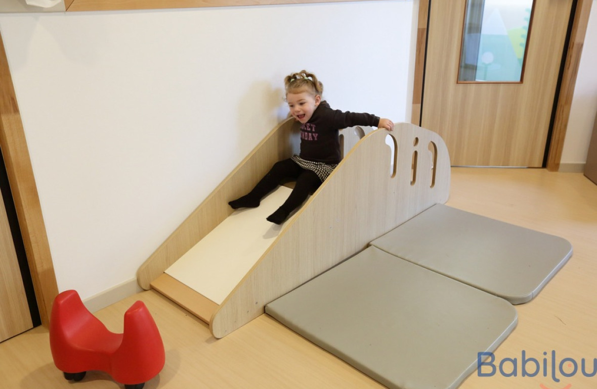 Un enfant en crèche Babilou qui joue  