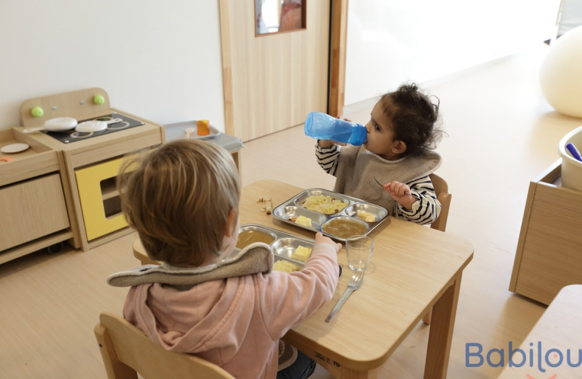 Deux enfants en crèche entrain de manger 