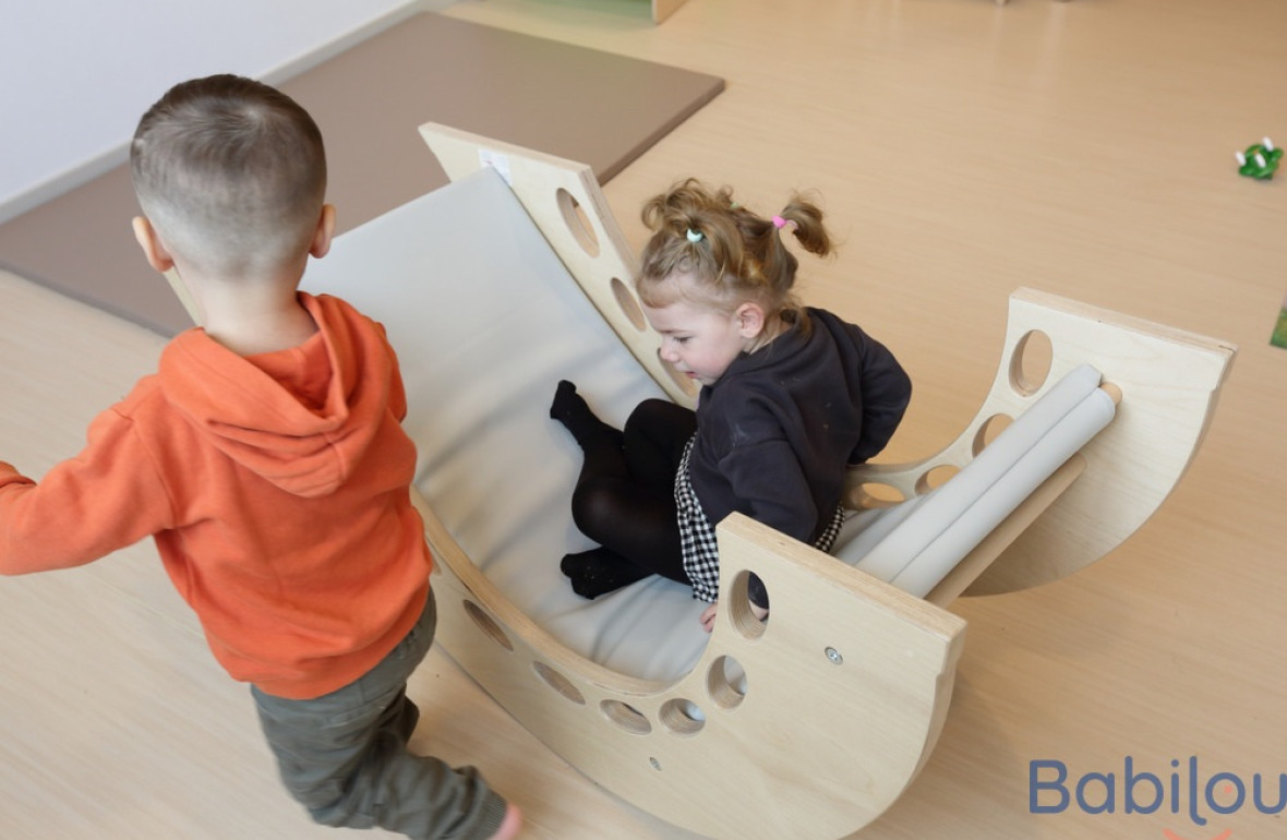 Deux enfants en crèche Babilou qui jouent 