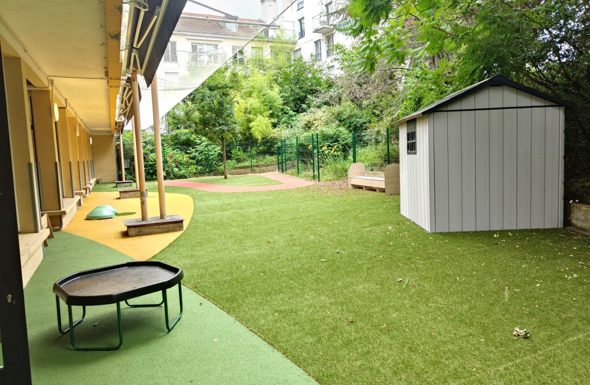 Jardin avec jouets au sein de la Crèche Babilou Paris Alésia