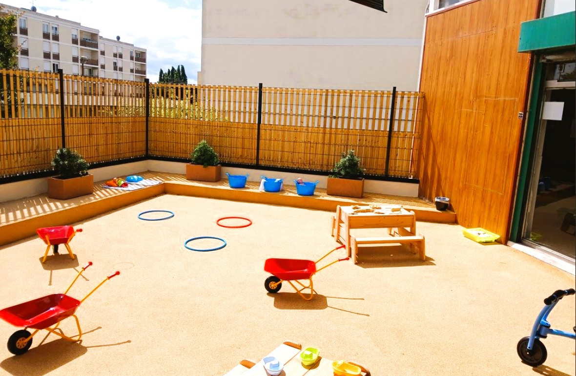 Extérieur avec jeux de la crèche Babilou Franconville Marais