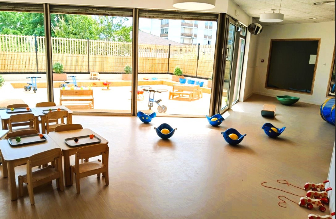 Salle d'activité avec des jeux pour enfants au sein de la crèche Babilou Franconville Marais