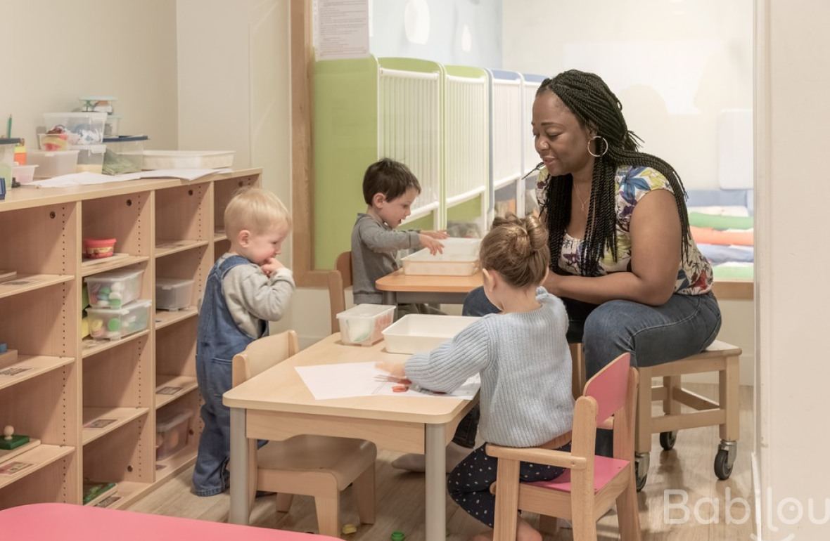 Une pro en crèche en activité avec un groupe d'enfants