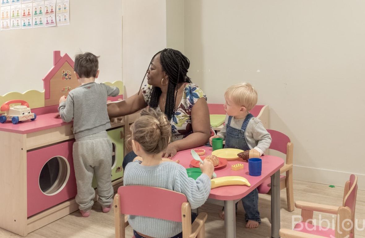 Une pro en crèche en activité avec un groupe d'enfants