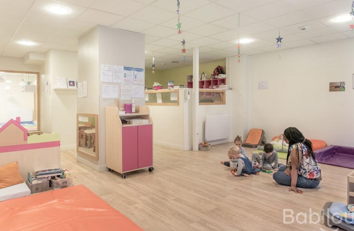 Une pro en crèche en activité avec un groupe d'enfants