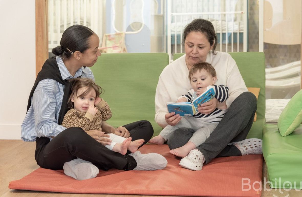 Deux pro crèche qui jouent avec deux enfants 