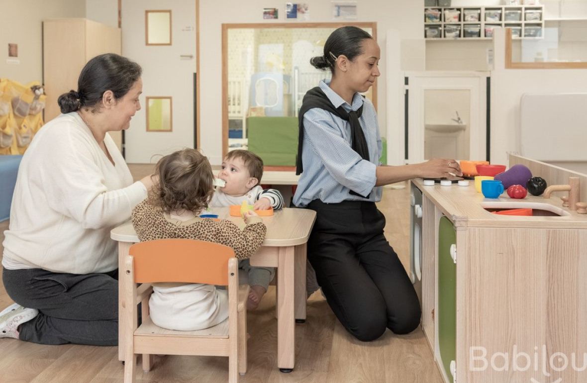 Deux pro crèche et deux enfants qui mangent