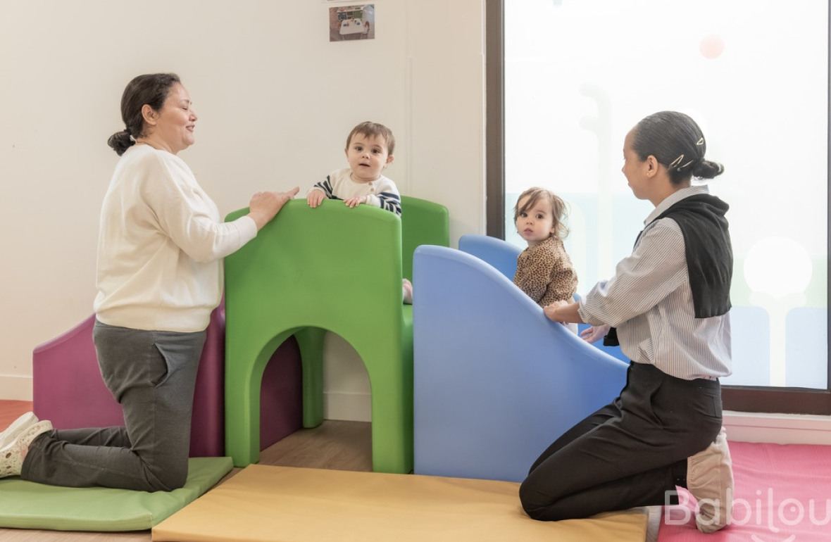 Deux pro crèche avec deux enfants 