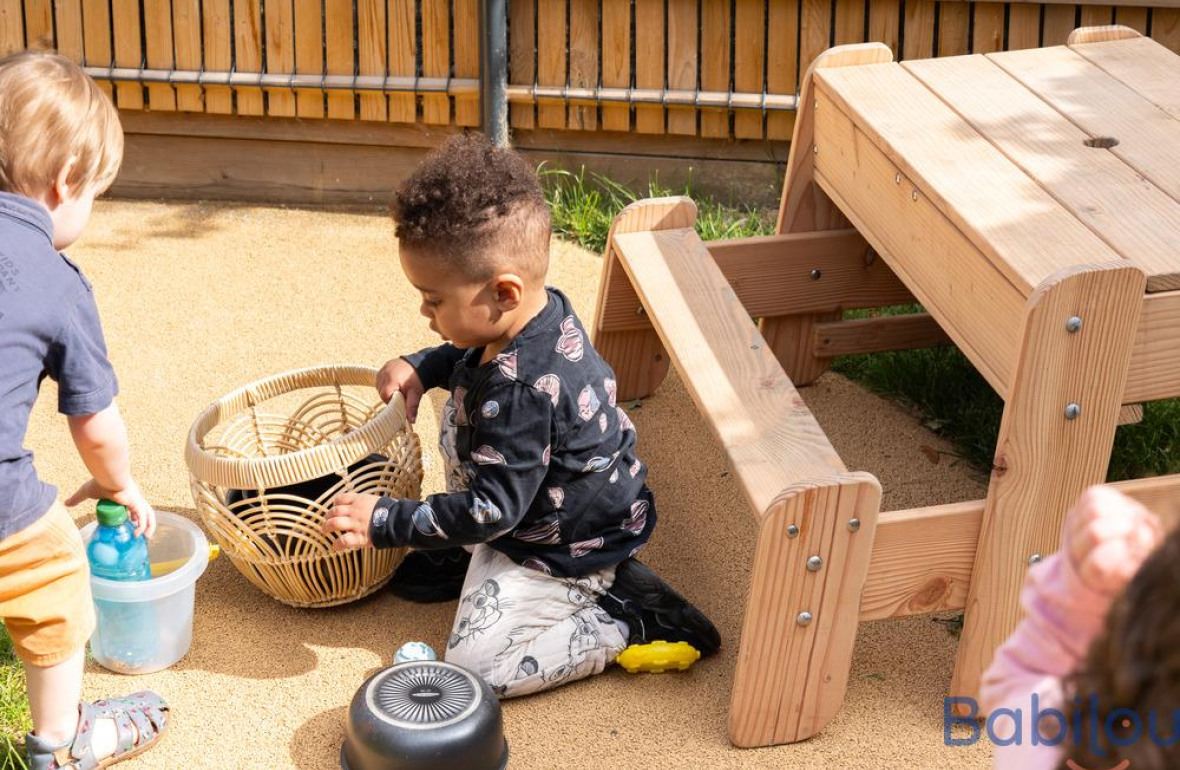 Deux enfants en crèche jouant à l'extérieur 