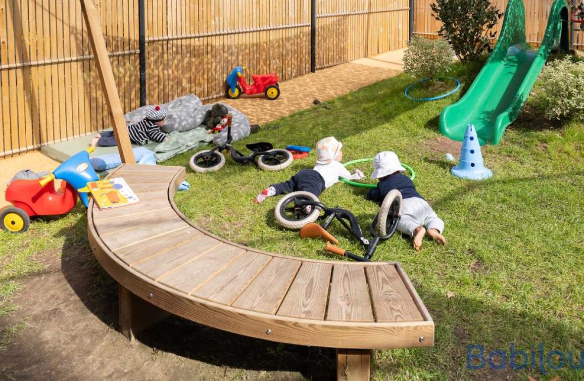 Un groupe d'enfants qui jouent dans le jardin