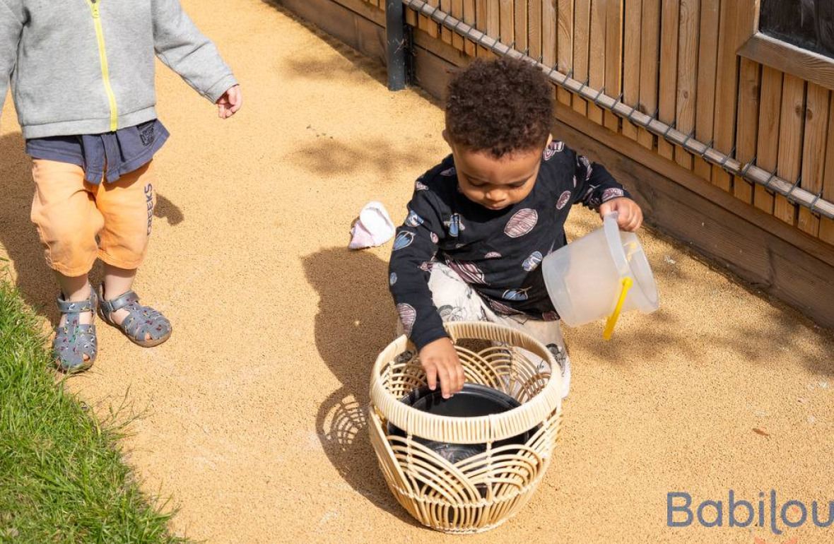 Deux enfants qui jouent en crèche 