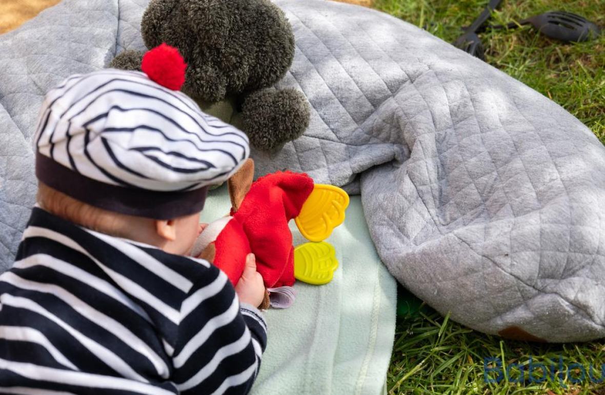 Un bébé en crèche Babilou qui joue