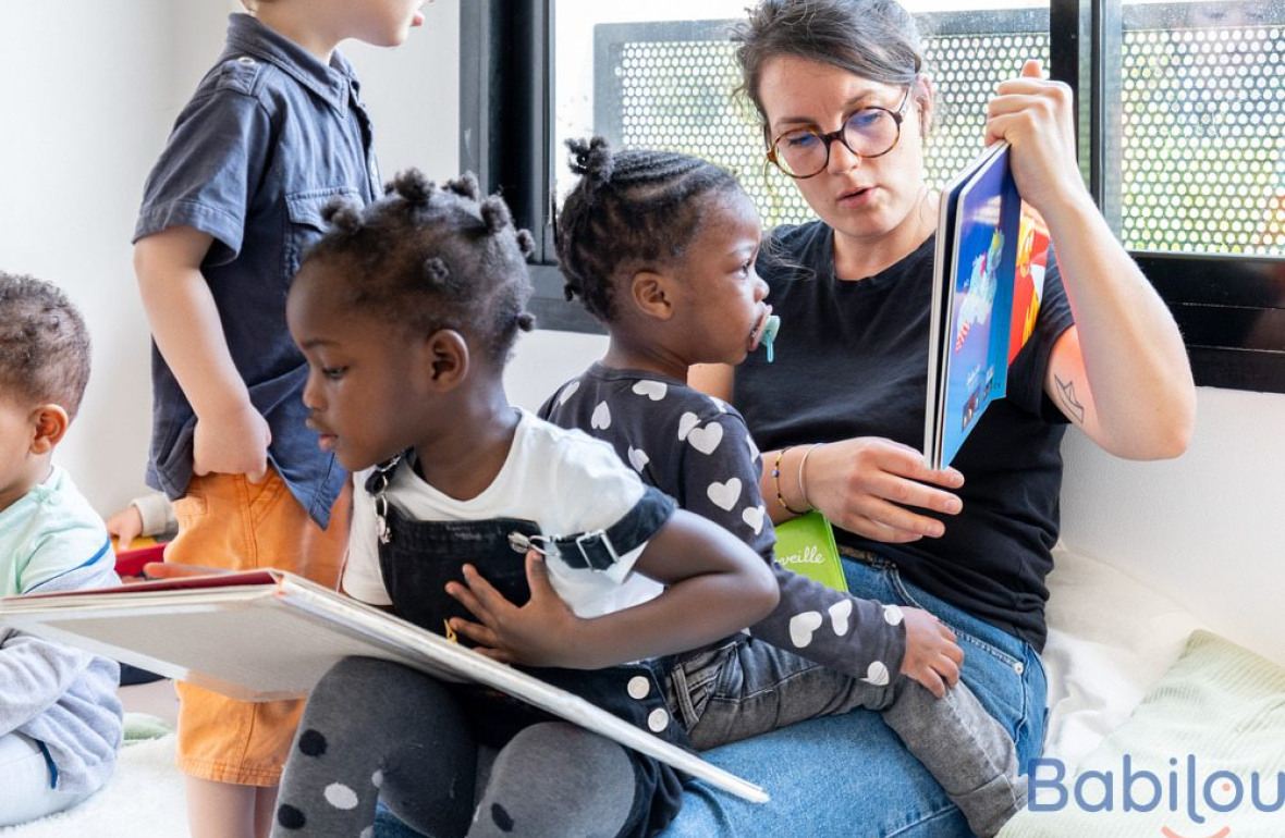 Une pro avec un groupe d'enfants en interaction