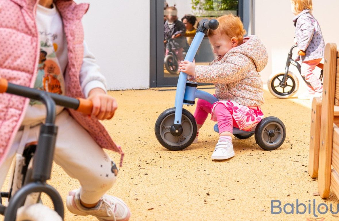 Un groupe d'enfant en crèche jouant dans le jardin