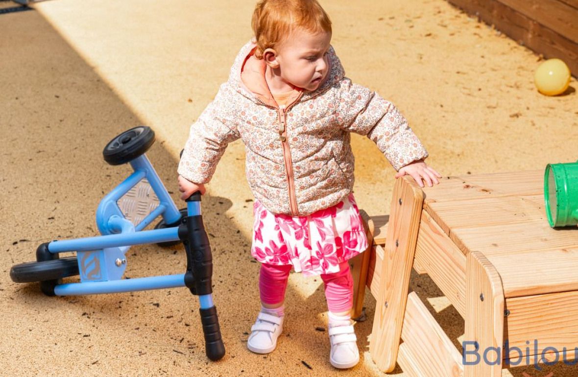 Une petite fille en crèche qui joue