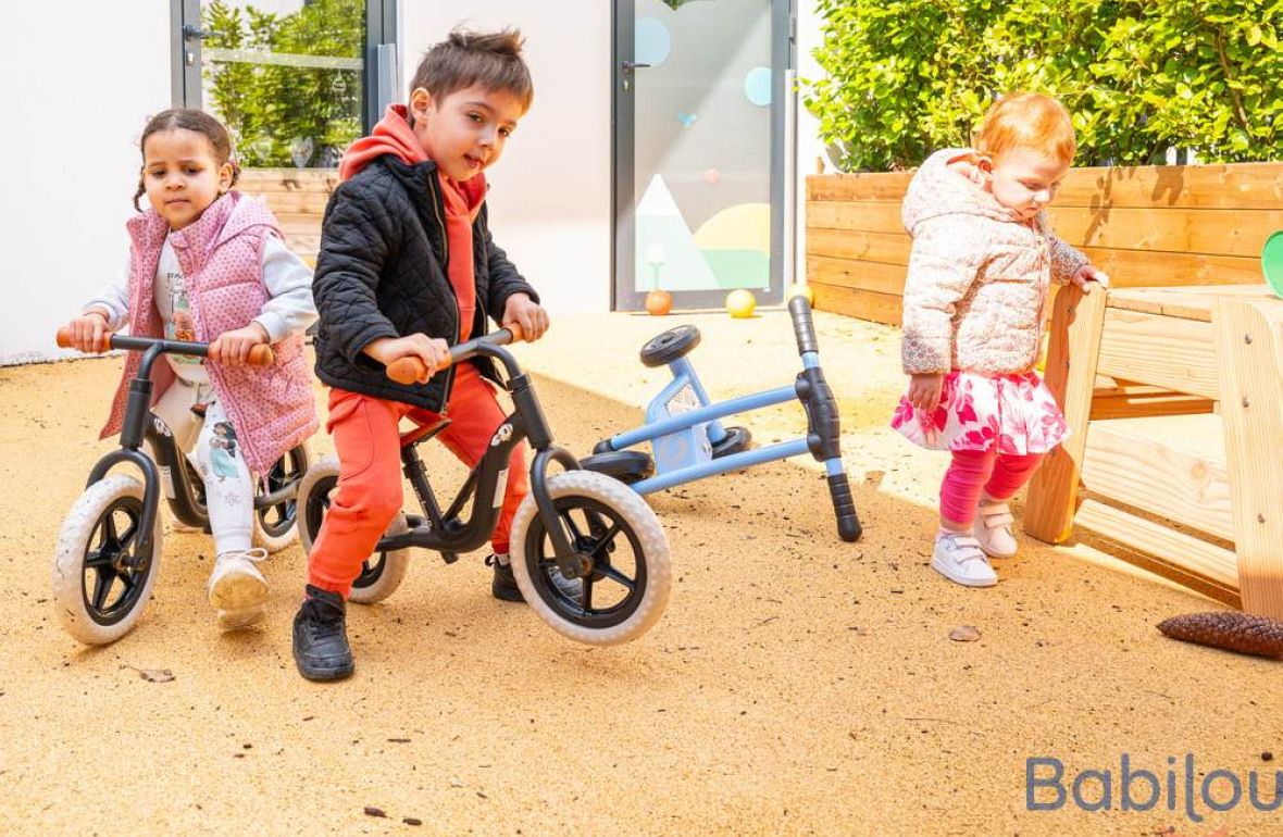 Un groupe d'enfant en crèche jouant dans le jardin