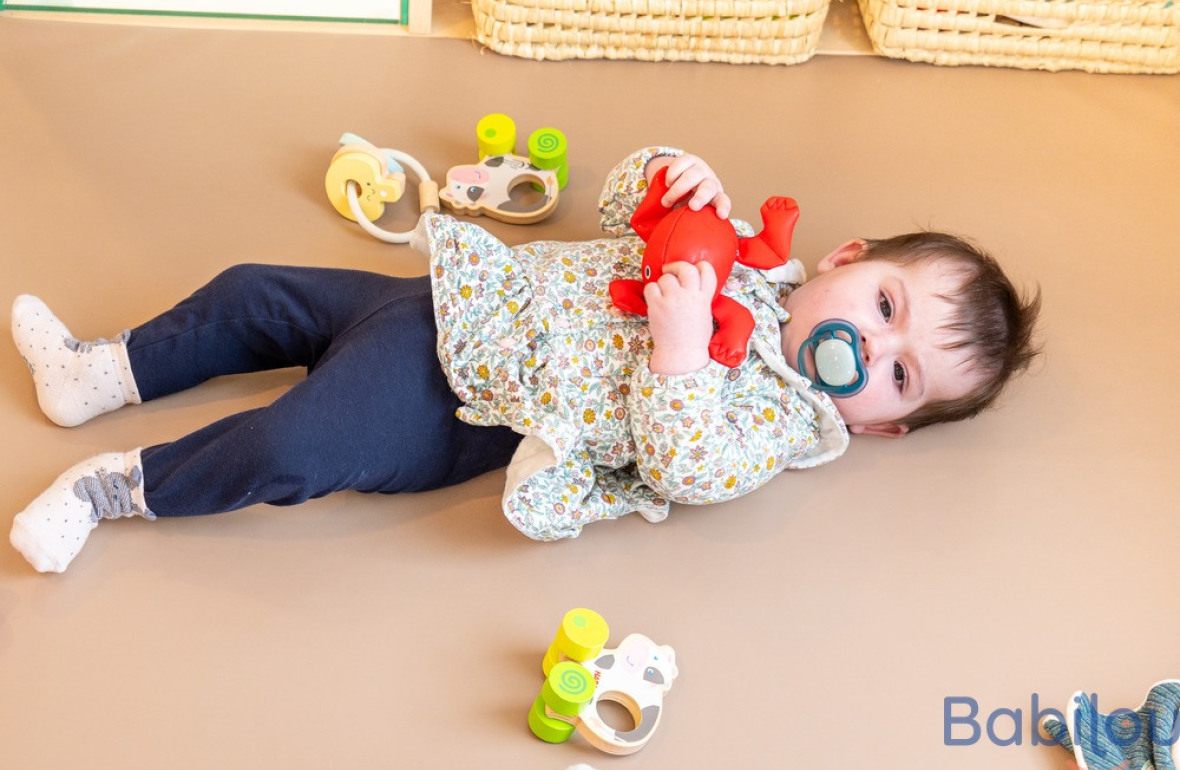 Un bébé en crèche allongé