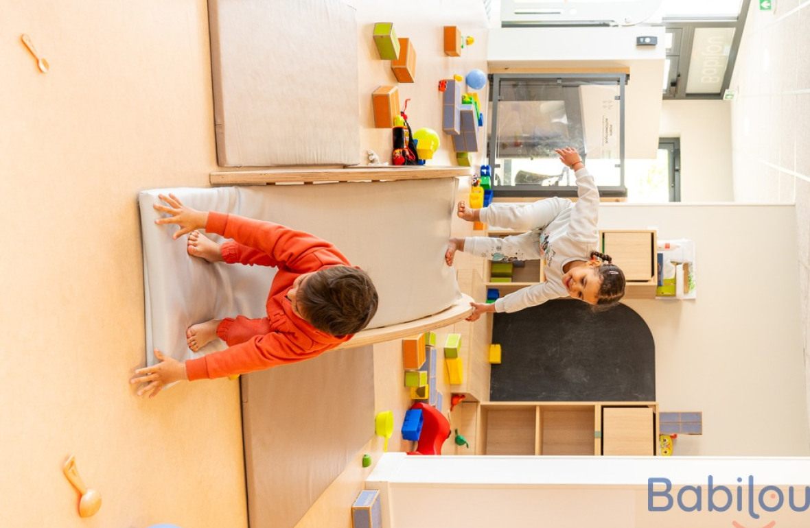 Deux enfants en crèche qui jouent 