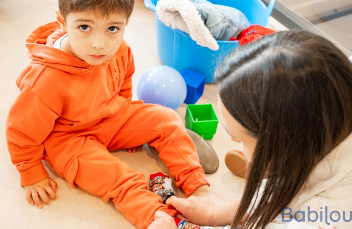 Une pro en crèche avec un enfant