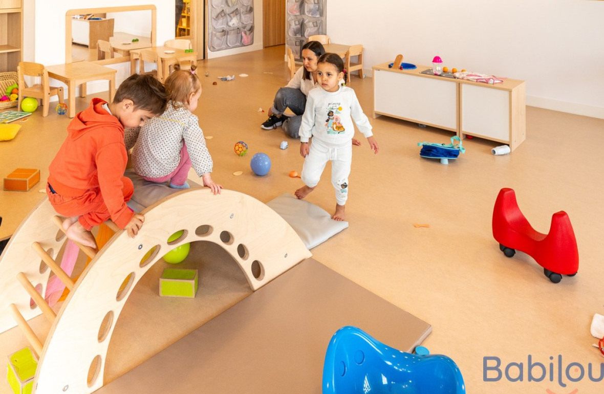 Un groupe d'enfant en crèche qui jouent