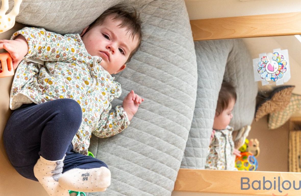 Un bébé en crèche allongé