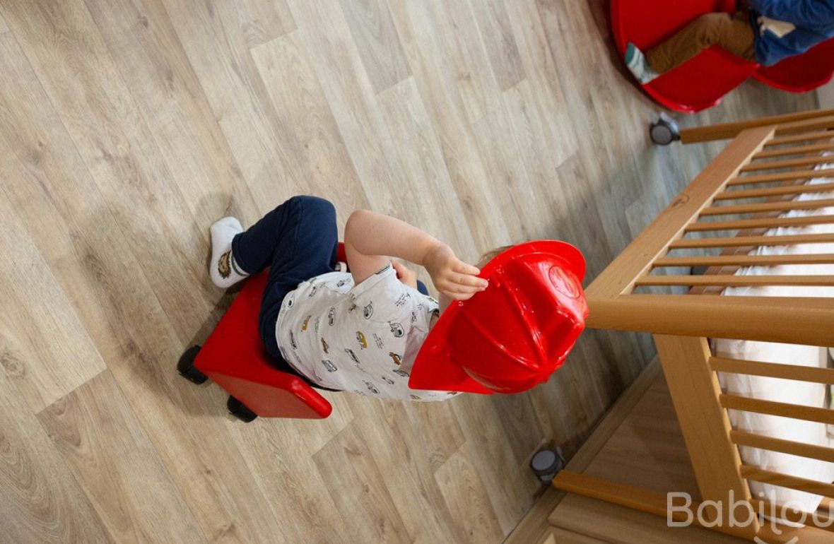 Un petit garçon en crèche qui joue