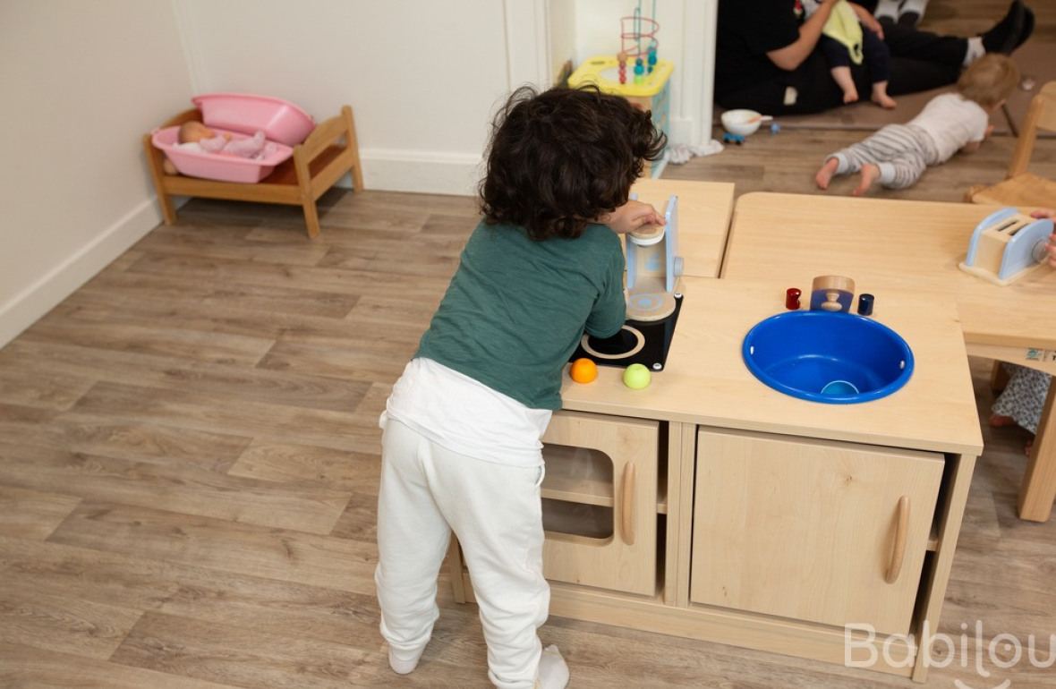 Un enfant en crèche qui joue 