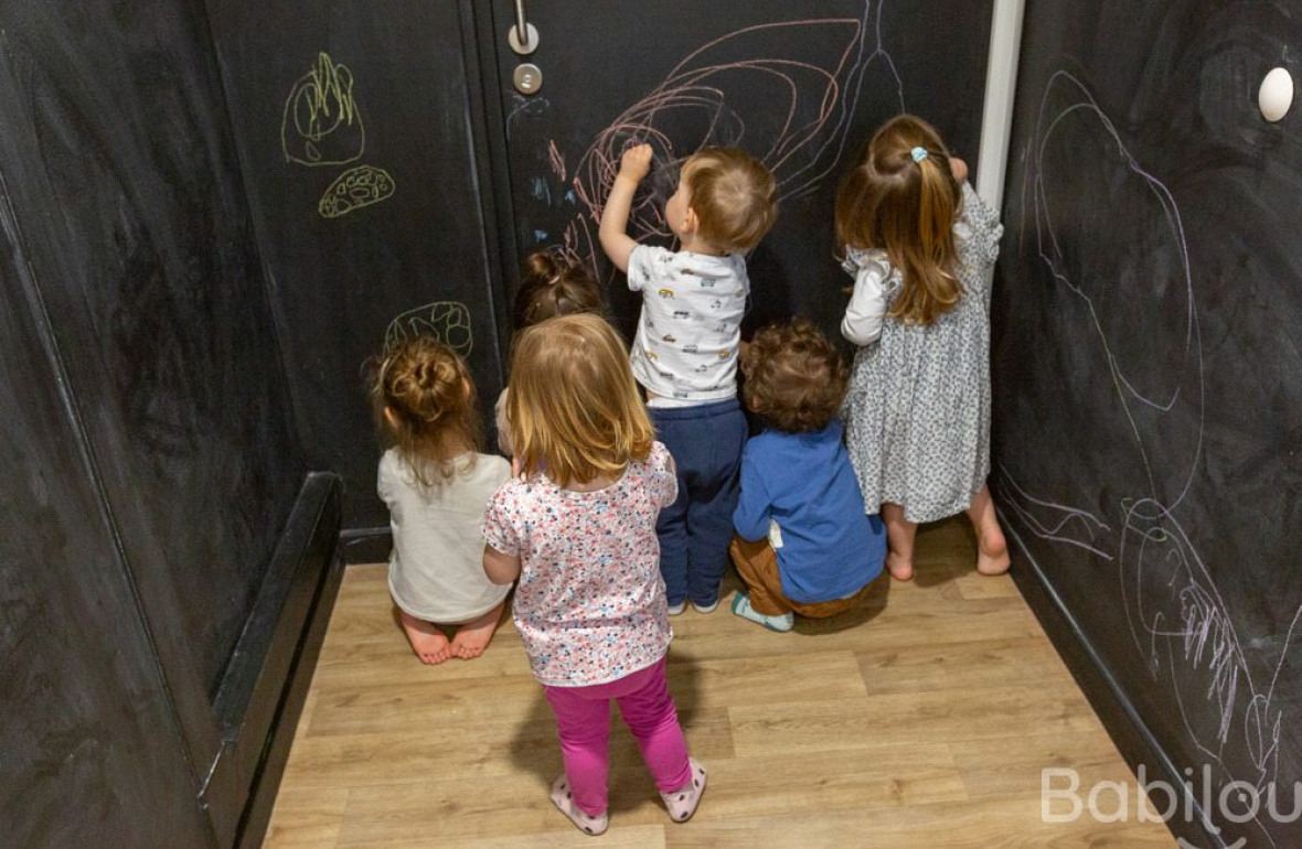 Un groupe d'enfants qui jouent 