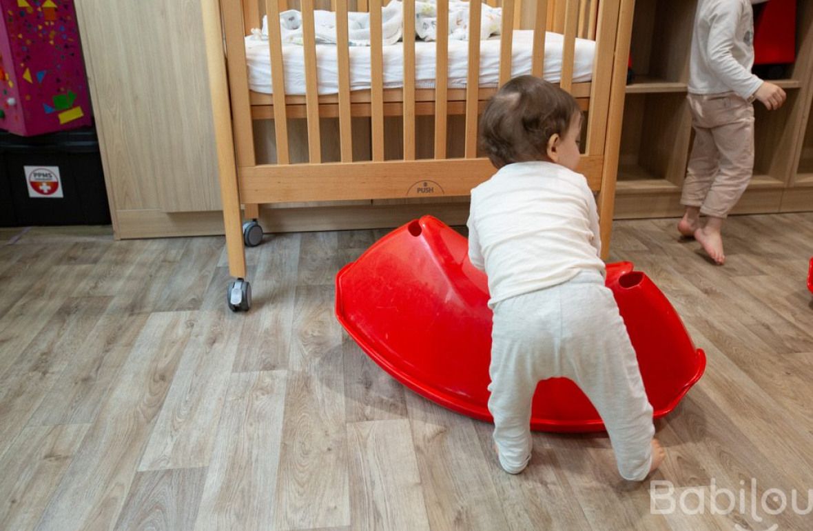 Un enfant en crèche qui joue