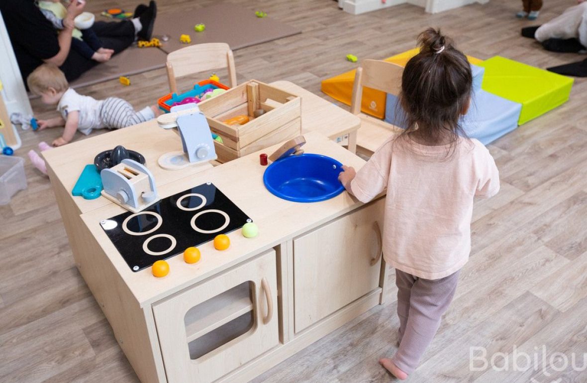 Une petite fille en crèche qui joue 