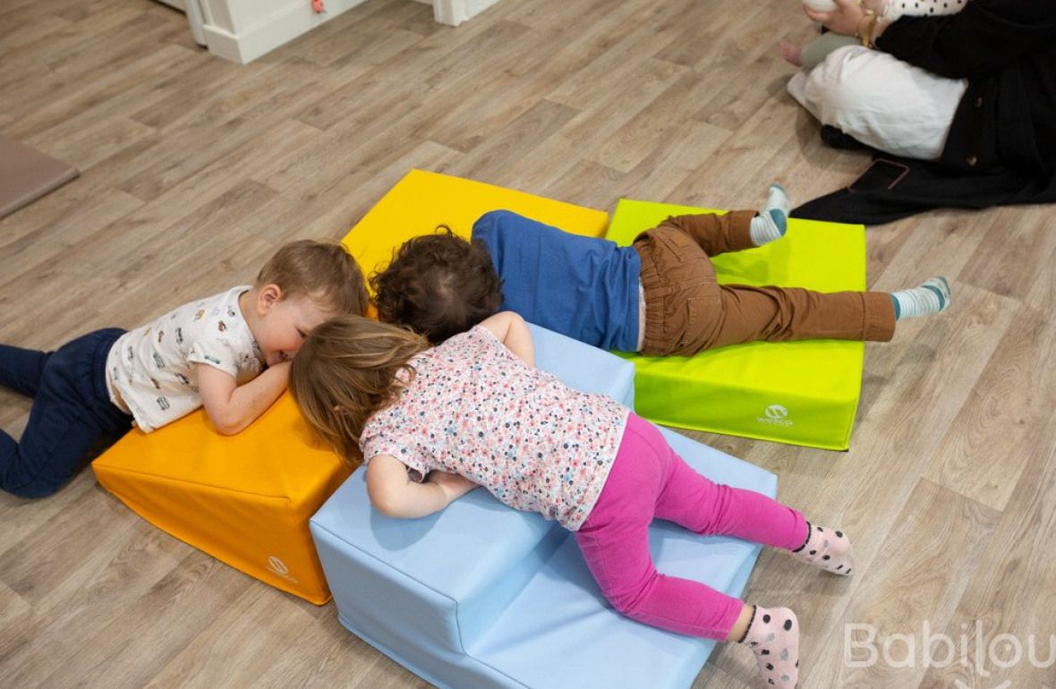 Un groupe d'enfants allongés