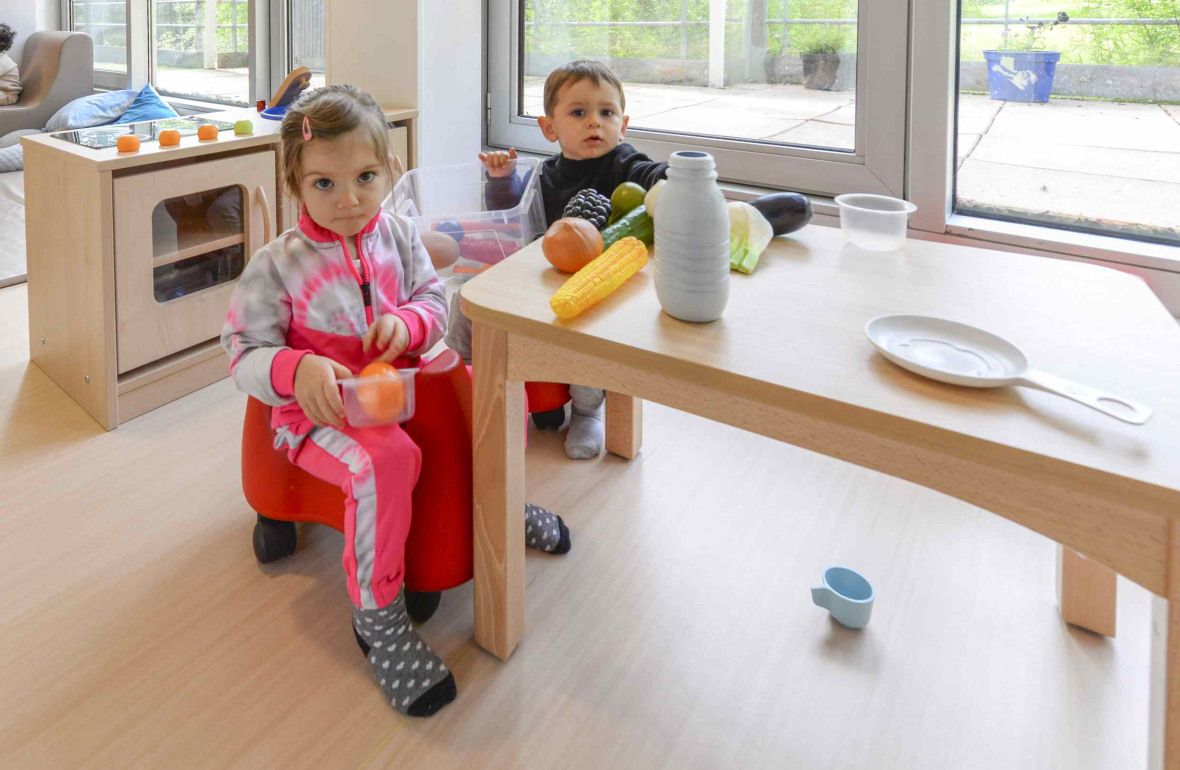 Deux enfants en crèche en activité