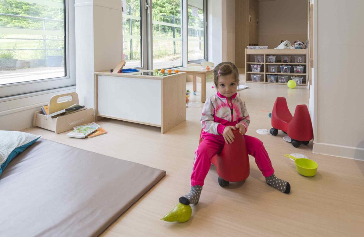 Une enfant en crèche Babilou qui joue 