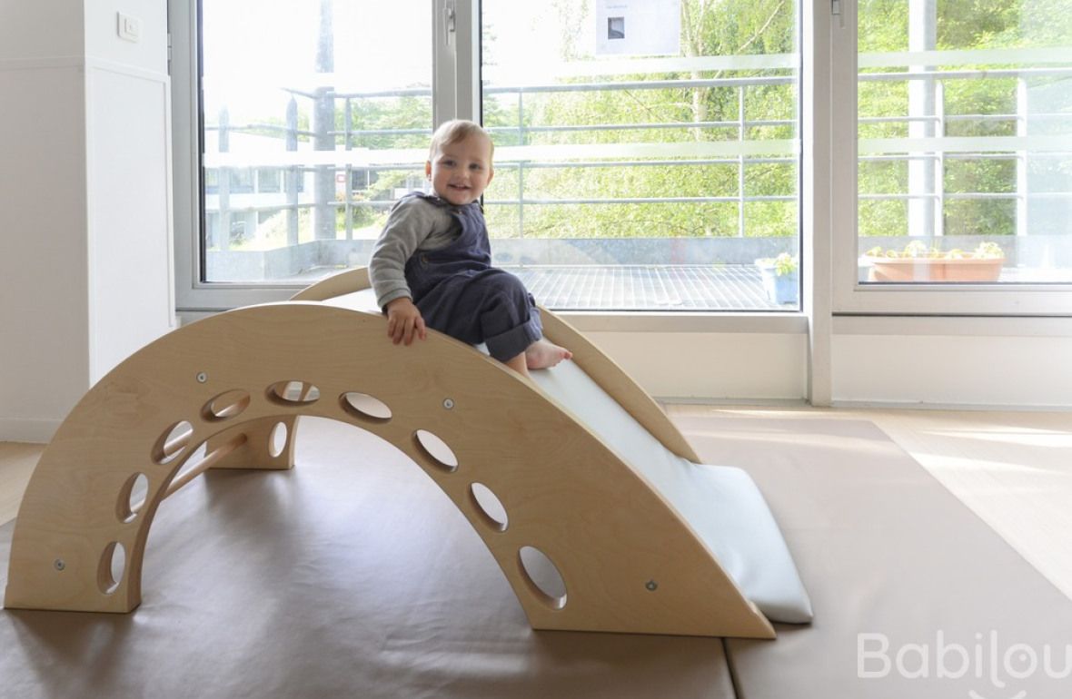 Un enfant en crèche Babilou qui joue 