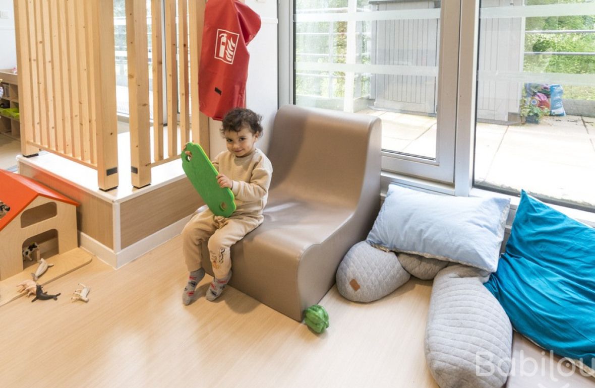 Un enfant en crèche Babilou qui joue 